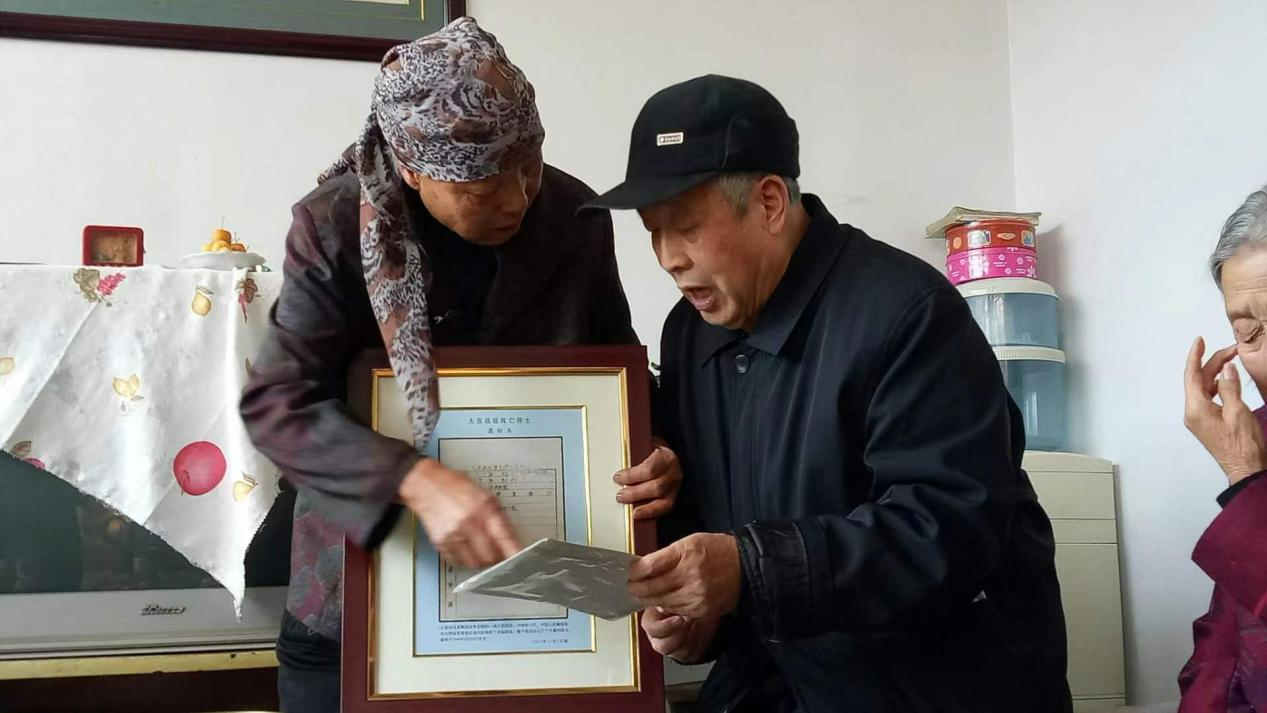 2017年，河北蔚縣，王艾甫將烈士王玉山的陣亡通知書交到烈屬手中。
