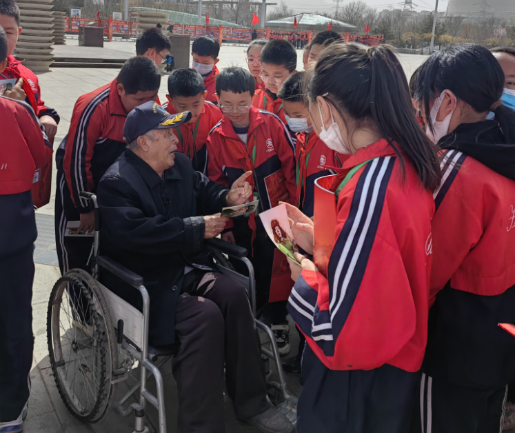 83歲的王艾甫給孩子們講述革命故事。