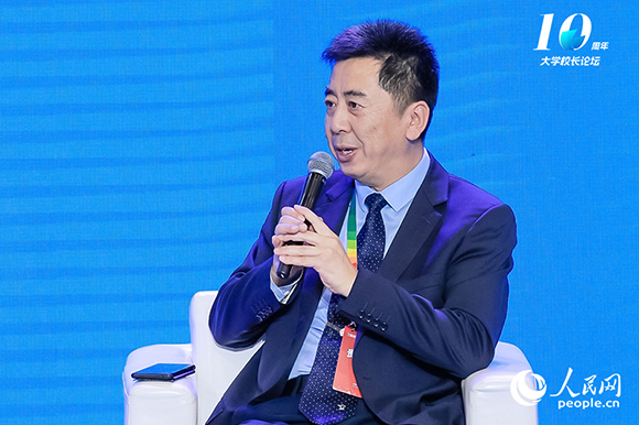西安交通大學(xué)黨委常委、副校長(zhǎng)洪軍出席圓桌論壇并發(fā)言。