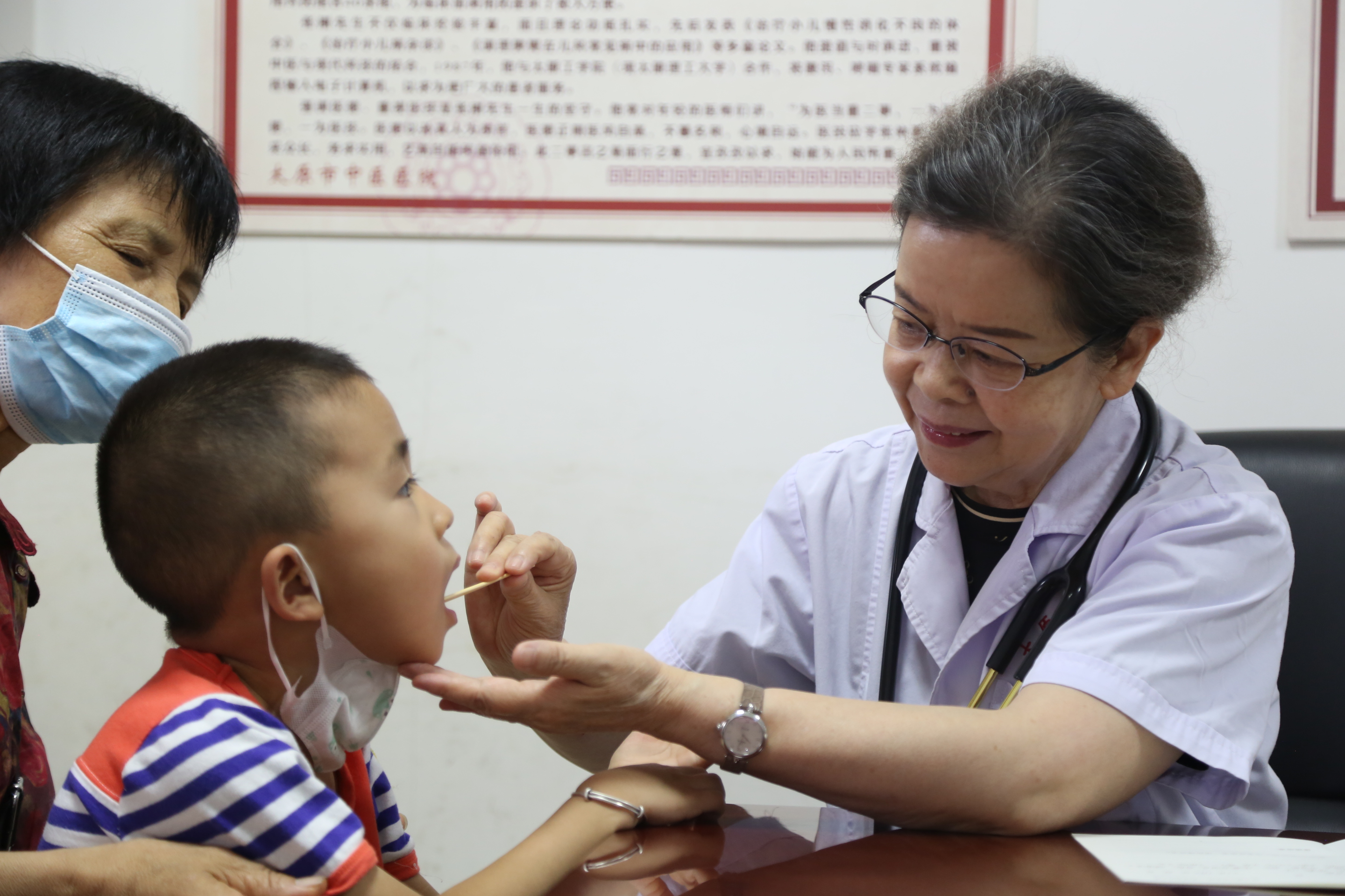 李玉蘭為患兒診治。圖片由太原市衛(wèi)健委提供